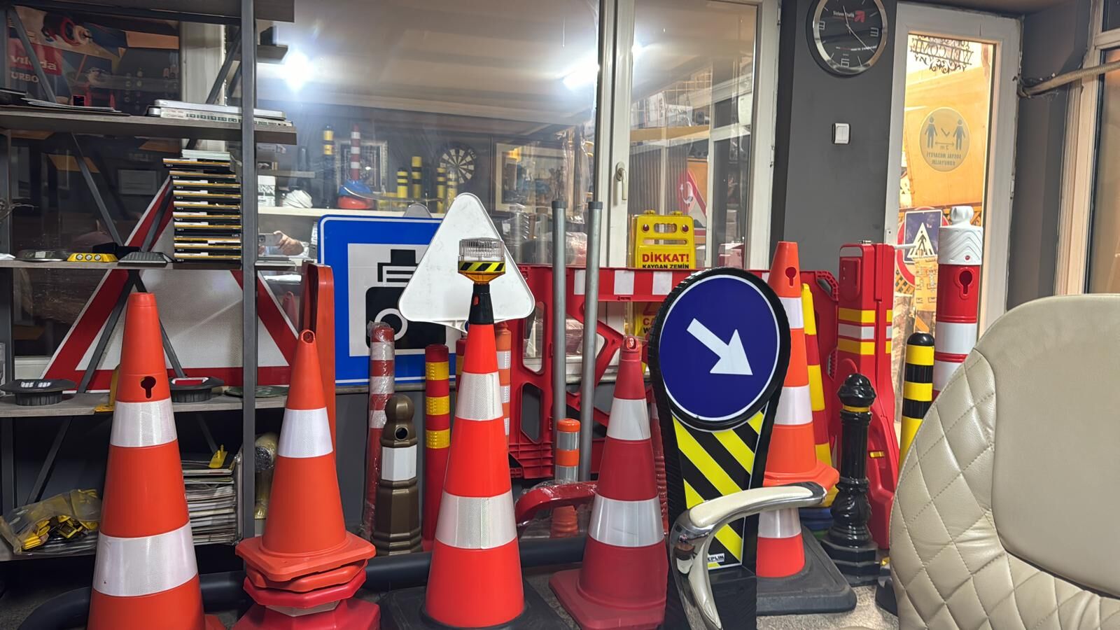 Klasik Kedi Gözlü  Trafik Konisi Fiyatı Otopark Duba Trafik Konisi Ucuz Yol Uyarı Konisi 50 cm