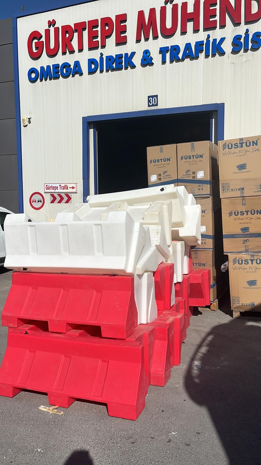 Yol Bariyeri Plastik Su Bariyeri Karayolları Oto Yol Kenarı Bariyer  50 x 80 x 120 cm